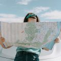 utazás nő térképpel