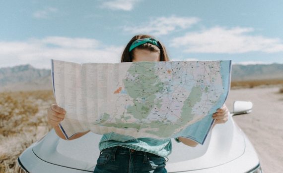 utazás nő térképpel